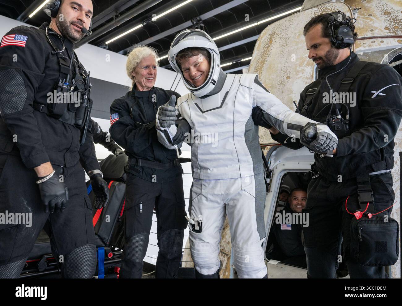 NASA-Astronautin Anne McClain wird aus der SpaceX Dragon Endurance-Raumsonde an Bord des SpaceX-Bergungsschiffs SHANNON unterstützt, nachdem sie, NASA-Astronautin Nichole Ayers, JAXA (Japan Aerospace Exploration Agency) Astronaut Takuya Onishi und Roscosmos-Kosmonaut Kirill Peskov am Samstag, 9. August 2025 im Pazifik vor der Küste von San Diego, Kalifornien, gelandet sind. McClain, Ayers, Onishi und Peskov kehren nach sieben Monaten im Weltraum als Teil der Expedition 73 an Bord der Internationalen Raumstation zurück Stockfoto