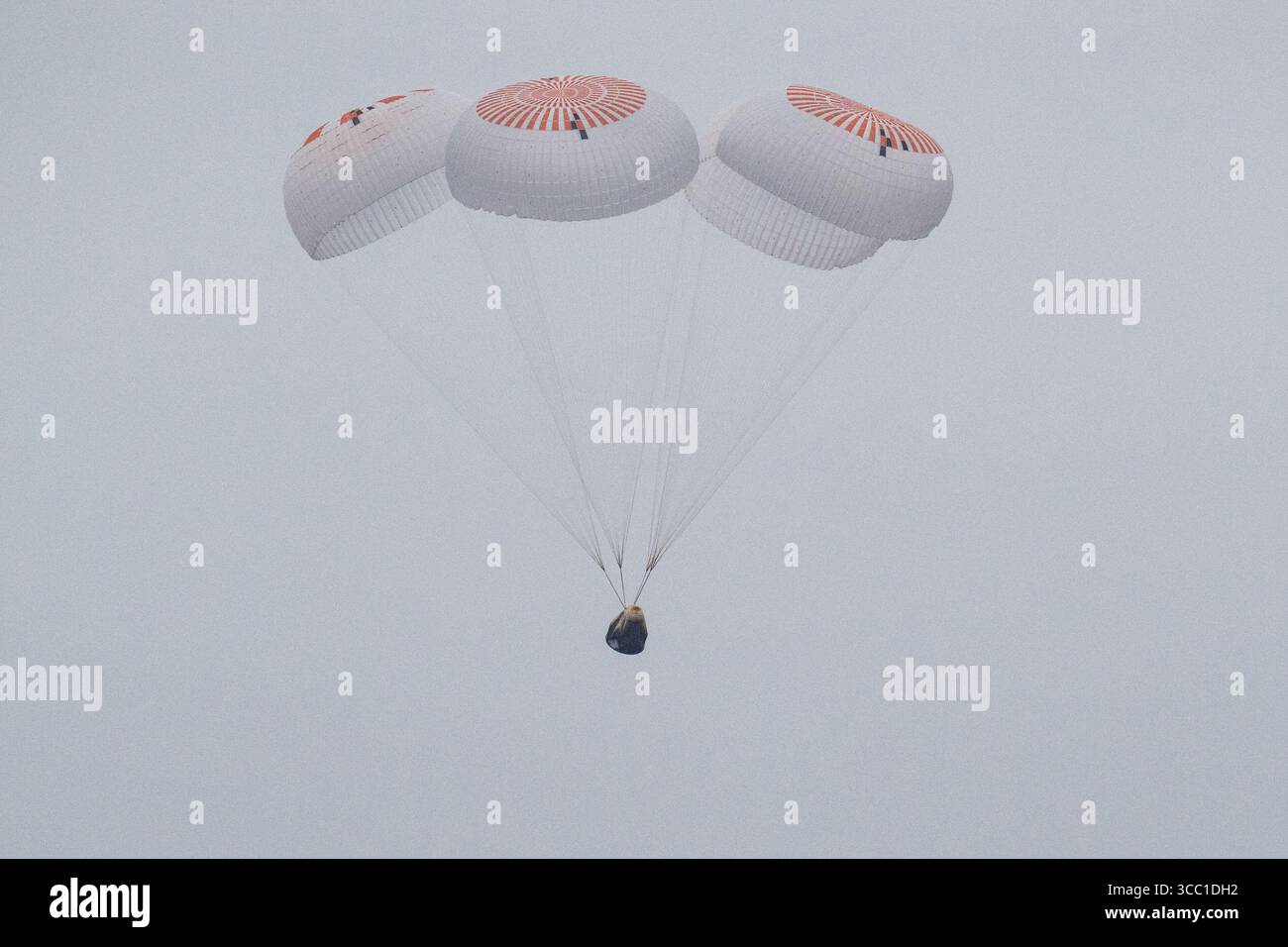 Die SpaceX Crew Dragon Endurance ist mit den NASA-Astronauten Anne McClain und Nichole Ayers, dem JAXA-Astronauten Takuya Onishi und dem Roscosmos-Kosmonauten Kirill Peskov an Bord des Pazifischen Ozeans vor der Küste von San Diego, Kalifornien, am Samstag, 9. August 2025 zu sehen. McClain, Ayers, Onishi und Peskov kehren nach sieben Monaten im Weltraum im Rahmen der Expedition 73 an Bord der Internationalen Raumstation zurück. Obligatorische Gutschrift: Keegan Barber/NASA über CNP/MediaPunch Stockfoto