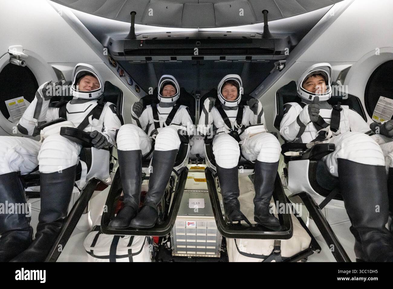 Roscosmos-Kosmonaut Kirill Peskov, links, NASA-Astronauten Nichole Ayers, Anne McClain und JAXA (Japan Aerospace Exploration Agency) Astronaut Takuya Onishi sind in der SpaceX Dragon Endurance-Raumsonde an Bord des SpaceX-Bergungsschiffs SHANNON zu sehen, kurz nachdem sie am Samstag, 9. August 2025 im Pazifischen Ozean vor der Küste von San Diego gelandet sind. McClain, Ayers, Onishi und Peskov kehren nach sieben Monaten im Weltraum im Rahmen der Expedition 73 an Bord der Internationalen Raumstation zurück. Obligatorische Gutschrift: Keegan Barber/NASA über CNP/MediaPunch Stockfoto