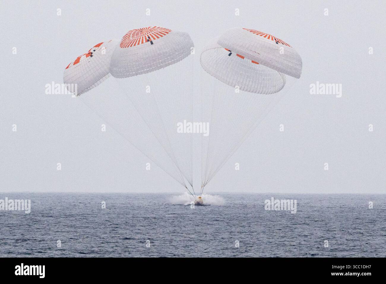 Die SpaceX Crew Dragon Endurance ist mit den NASA-Astronauten Anne McClain und Nichole Ayers, dem JAXA-Astronauten Takuya Onishi und dem Roscosmos-Kosmonauten Kirill Peskov an Bord des Pazifischen Ozeans vor der Küste von San Diego, Kalifornien, am Samstag, 9. August 2025 zu sehen. McClain, Ayers, Onishi und Peskov kehren nach sieben Monaten im Weltraum im Rahmen der Expedition 73 an Bord der Internationalen Raumstation zurück. Obligatorische Gutschrift: Keegan Barber/NASA über CNP/MediaPunch Stockfoto