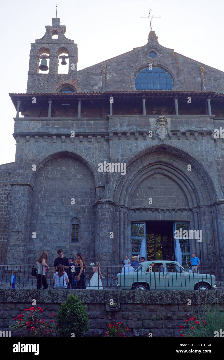 Hochzeitsfeier und Auto vor der Kirche St. Flaviano (St. Flavian) in Montefascone, Region Latium, Italien. Juni 2025 Stockfoto