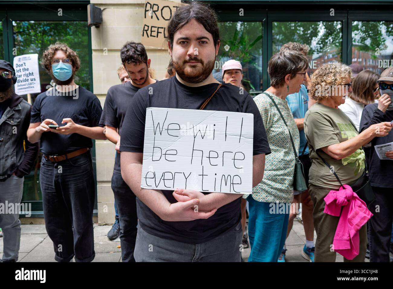 Bristol, Großbritannien. August 2025. Anti-Rassismus-Aktivisten sind vor dem Mercure Brigstow Hotel im Zentrum von Bristol zu sehen, während sie an einem Gegenprotest gegen rechtsextreme Demonstranten teilnehmen, die am „Great British National Protest“ teilnahmen. Dieser Protest in Bristol war einer von vielen im ganzen Land, die außerhalb von Hotels, in denen Asylsuchende untergebracht waren, stattfanden. Die Polizei in Bristol hat zusätzliche Befugnisse erhalten, um Menschen aufzuhalten und zu zerstreuen, um zu verhindern, dass Probleme zwischen der rechtsextremen Gruppe und den antirassistischen Demonstranten entstehen. Quelle: Lynchpics/Alamy Live News Stockfoto