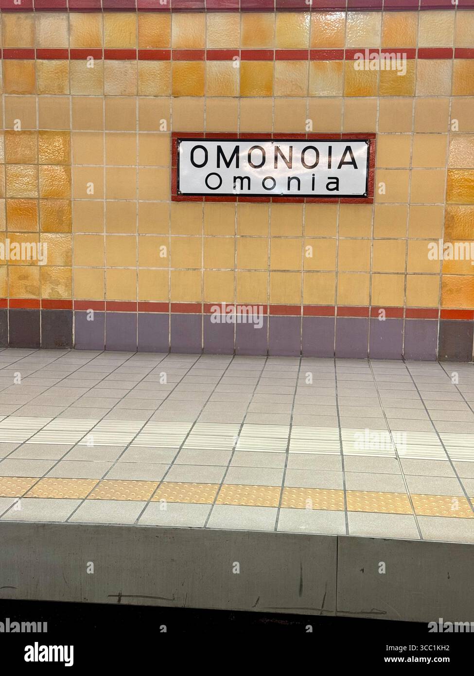 Bahnsteig an der Metrostation Omonoia in Athen, Griechenland. - Smartphone-aufgenommenes Stockfoto
