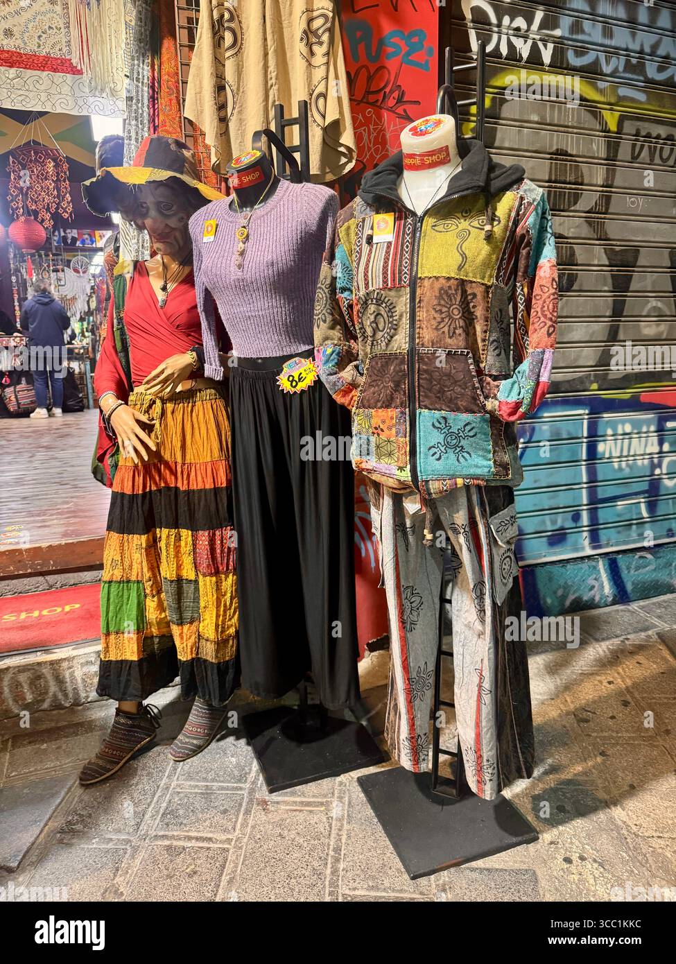 Farbenfrohe Bekleidungsstücke auf einem traditionellen Flohmarkt im historischen Zentrum von Athen, Griechenland. - Smartphone-aufgenommenes Stockfoto