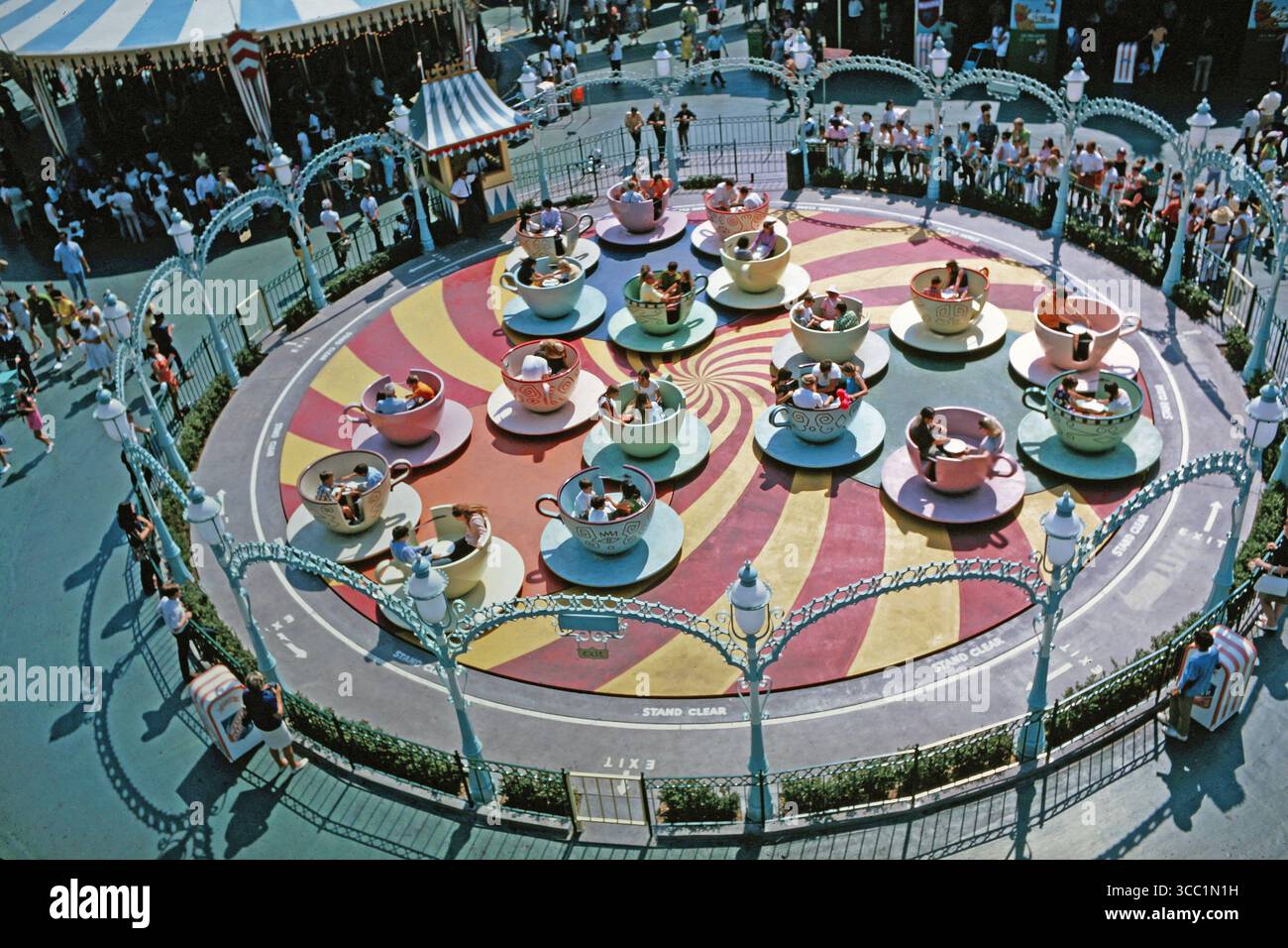 Vintage Overhead View of Disney Anaheim Fantasy Land Tea Cup Fahrt ca. Sommer 1968. Stockfoto