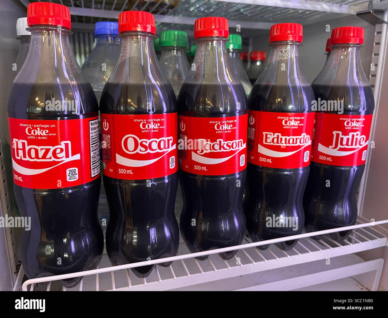 Vaughan, Ontario, Kanada - 28. Juli 2025: Coca Cola POP-Getränke personalisiert mit Personennamen in Plastikflaschen im Kühlregal Stockfoto