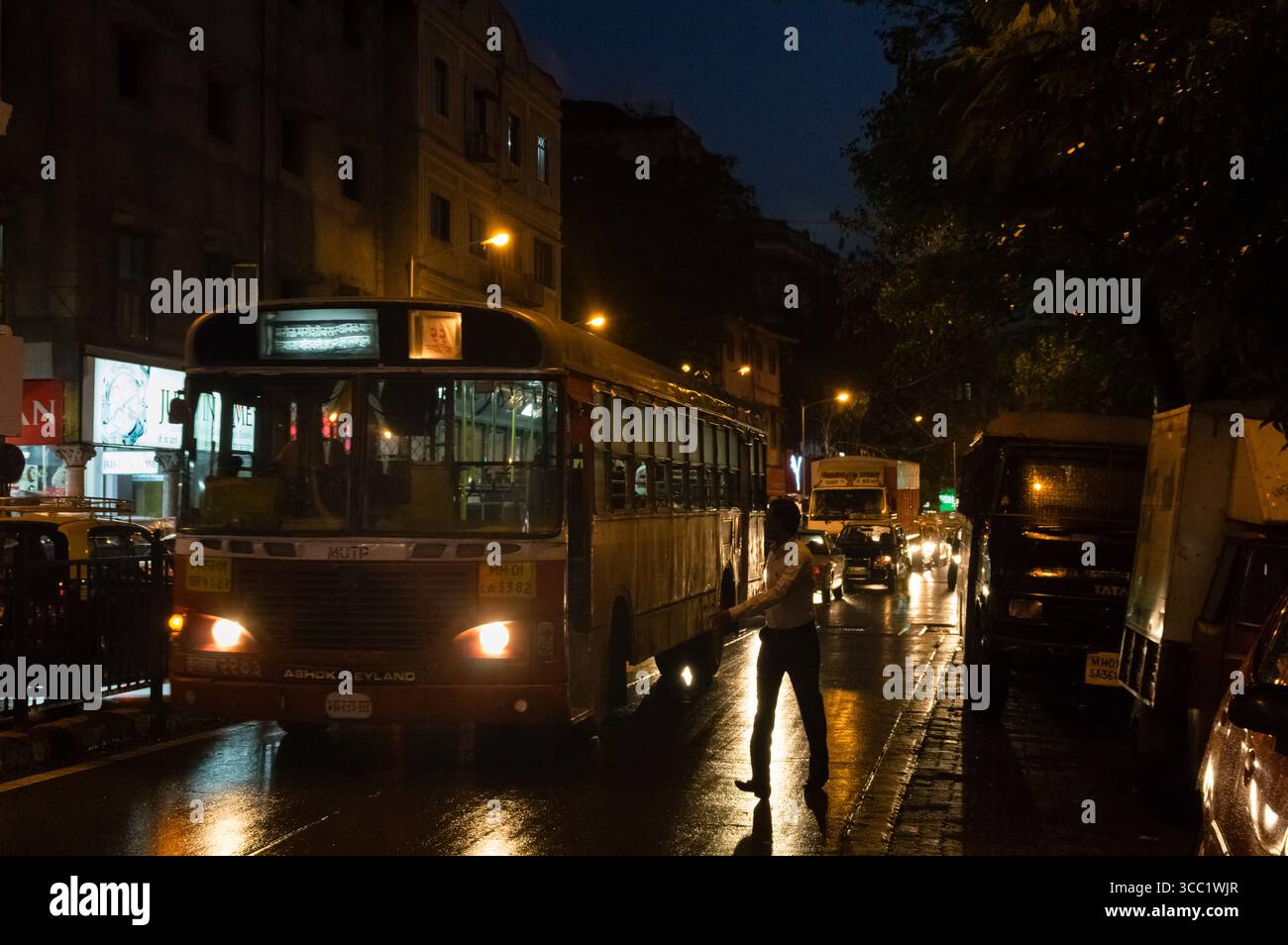 Pendler, die nachts in Mumbai einen Bus nehmen. Stockfoto