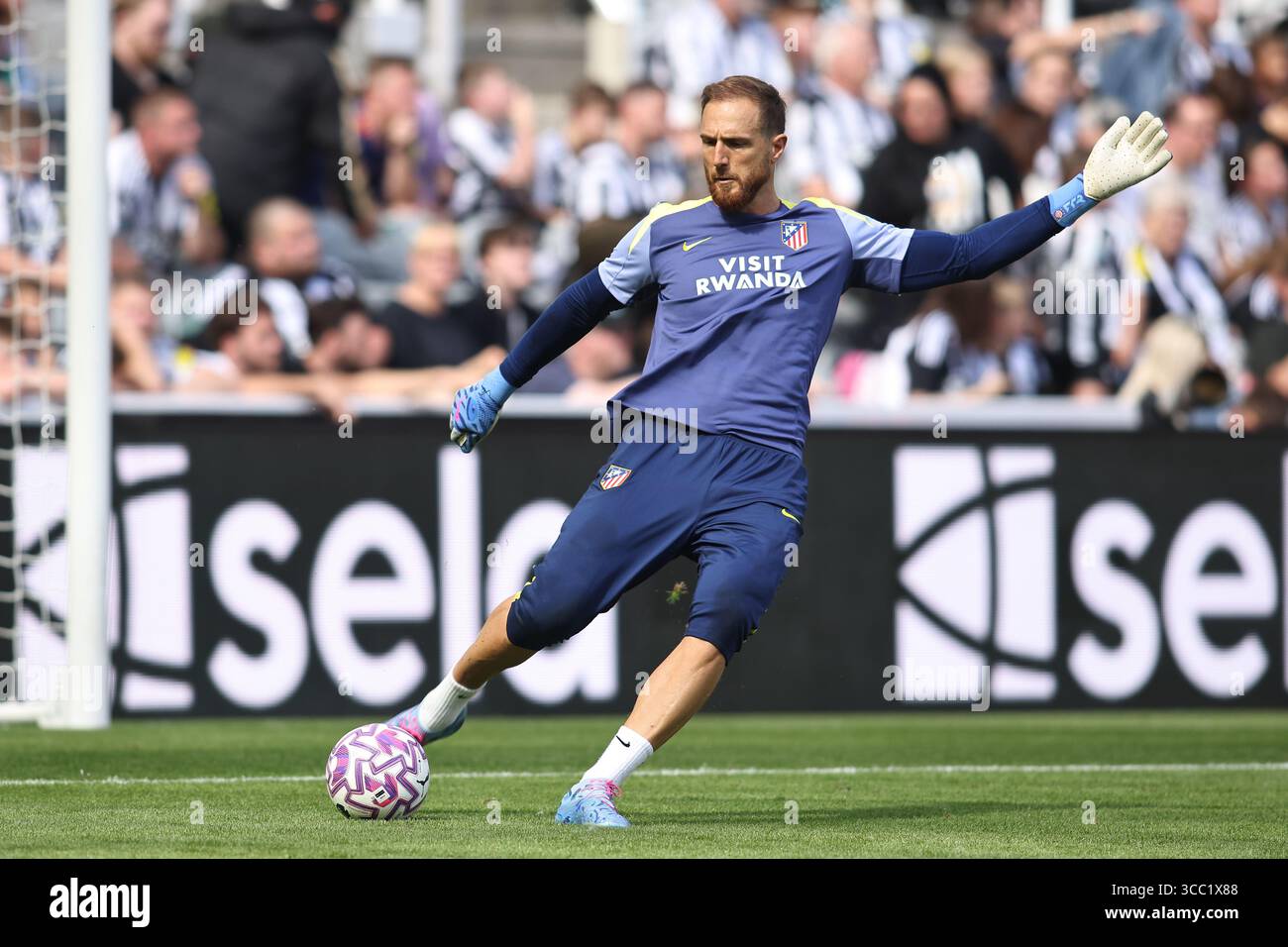 Jan Oblak von Athletico Madrid während des Sela-Cup-Spiels zwischen Newcastle United und Atletico de Madrid im St. James's Park, Newcastle am Samstag, den 9. August 2025. (Foto: Michael Driver | MI News) Credit: MI News & Sport /Alamy Live News Stockfoto
