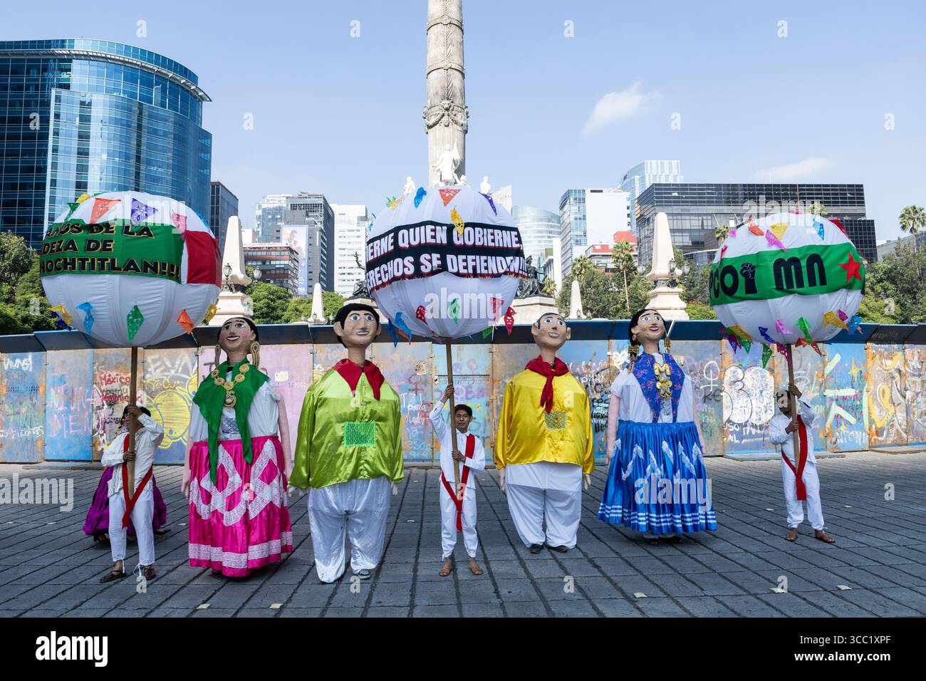 Mexiko-Stadt, Mexiko. August 2025. Mexiko-Stadt, Mexiko. August 2025. Anlässlich des Internationalen Tags der indigenen Völker fand eine Parade mit traditionellen Kostümen statt, die vom Engel der Unabhängigkeit zum Zocalo in Mexiko-Stadt reiste. Quelle: Cristian Leyva/Alamy Live News Stockfoto