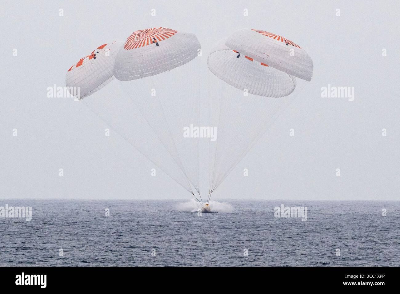 San Diego, Vereinigte Staaten von Amerika. August 2025. Die SpaceX Dragon Endurance-Raumsonde fliegt am 9. August 2025 vor der Küste von San Diego, Kalifornien, im Pazifischen Ozean auf die Erde zurück. Die Besatzung der Expedition 73 einschließlich der NASA-Astronauten Anne McClain und Nichole Ayers, der JAXA-Astronaut Takuya Onishi und der Roscosmos-Kosmonaut Kirill Peskov kehrten nach fast 7 Monaten im Weltraum an Bord der Internationalen Raumstation zurück. Quelle: Keegan Barber/NASA/Alamy Live News Stockfoto