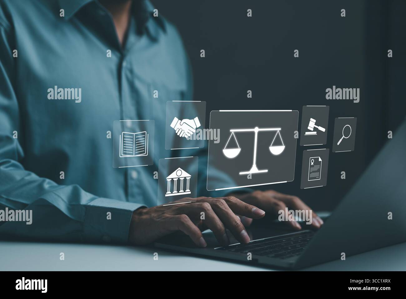 Geschäftsleute oder Rechtsanwälte, die mit Symbolen für Rechtsdienstleistungen auf einem virtuellen Laptop-Bildschirm arbeiten, können online rechtliche Beratung wie Arbeitsrecht für Unternehmen oder Unternehmen leisten. Stockfoto