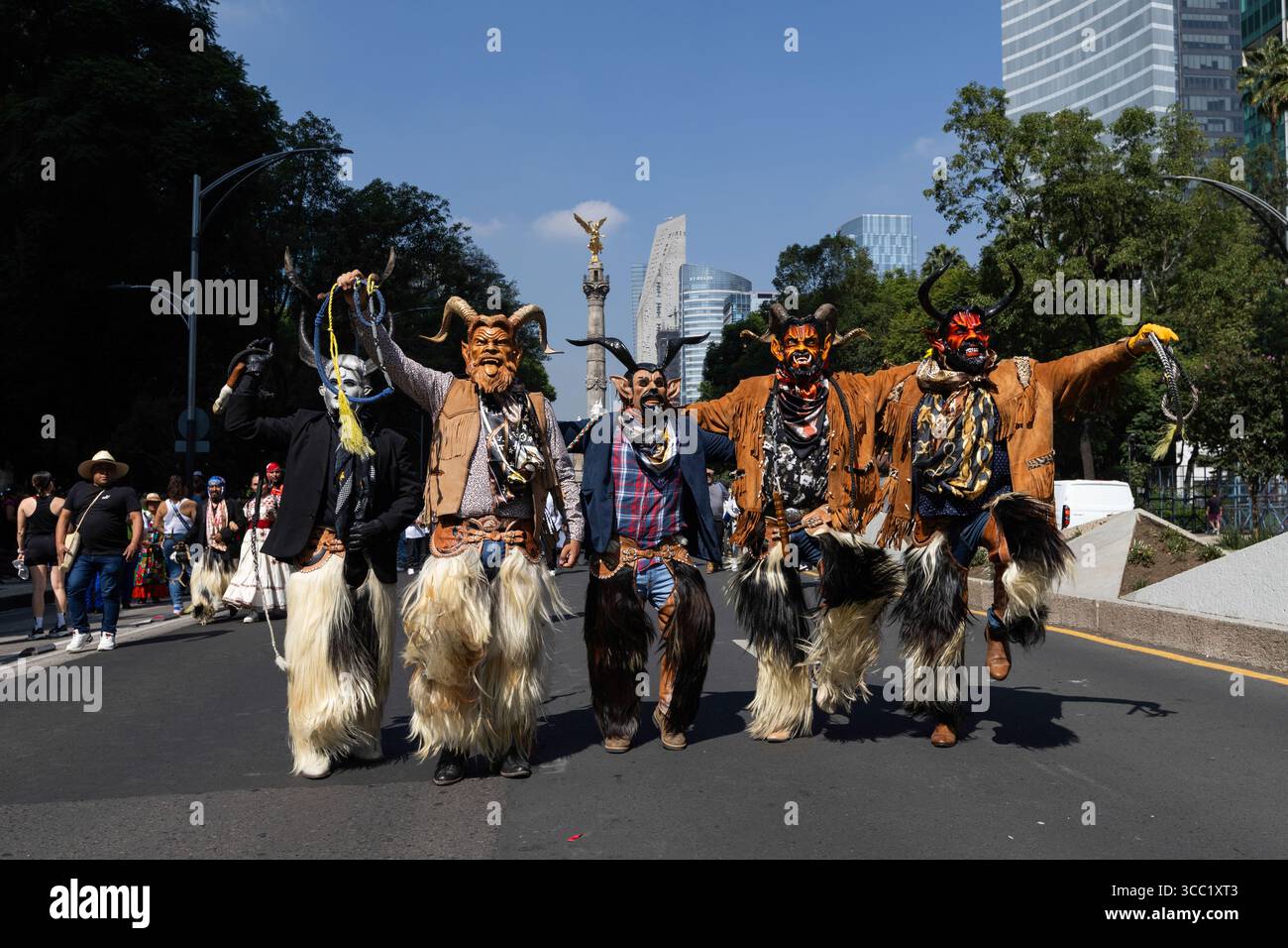 Mexiko-Stadt, Mexiko. August 2025. Mexiko-Stadt, Mexiko. August 2025. Anlässlich des Internationalen Tags der indigenen Völker fand eine Parade mit traditionellen Kostümen statt, die vom Engel der Unabhängigkeit zum Zocalo in Mexiko-Stadt reiste. Quelle: Cristian Leyva/Alamy Live News Stockfoto