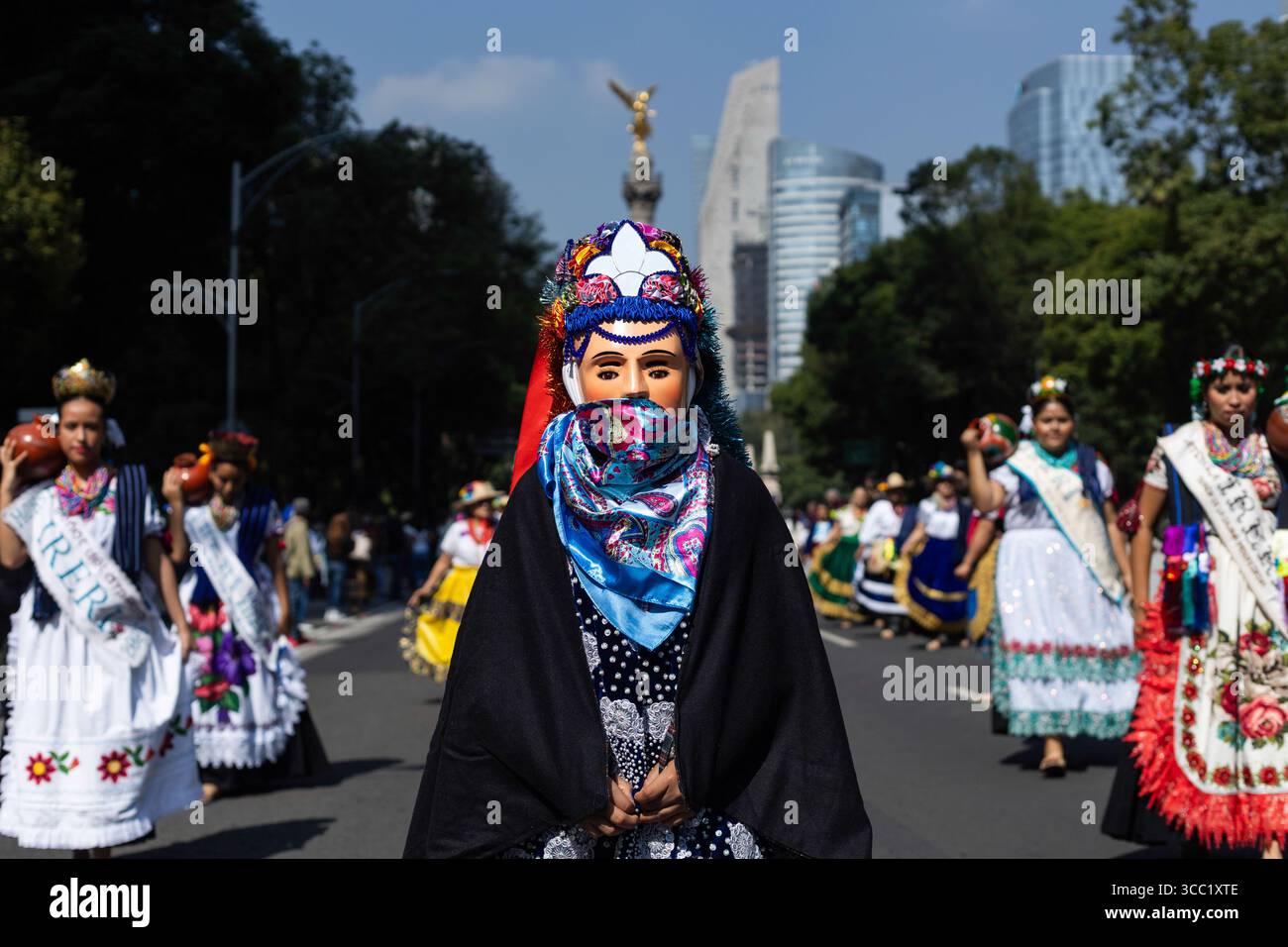 Mexiko-Stadt, Mexiko. August 2025. Mexiko-Stadt, Mexiko. August 2025. Anlässlich des Internationalen Tags der indigenen Völker fand eine Parade mit traditionellen Kostümen statt, die vom Engel der Unabhängigkeit zum Zocalo in Mexiko-Stadt reiste. Quelle: Cristian Leyva/Alamy Live News Stockfoto