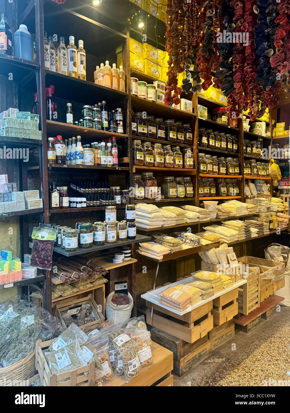 Traditionelles Geschäft im Zentrum von Athen, das lokale griechische Produkte wie Kräuter, Honig, Gewürze und handwerkliche Lebensmittel verkauft. - Smartphone-aufgenommenes Stockfoto