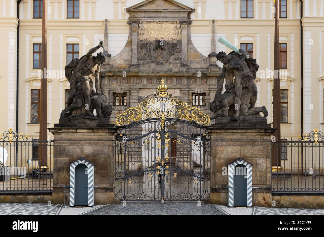 Geschlossenes Tor der Prager Burg während der Amtseinführung des tschechischen Präsidenten Petr Pavel. Stockfoto