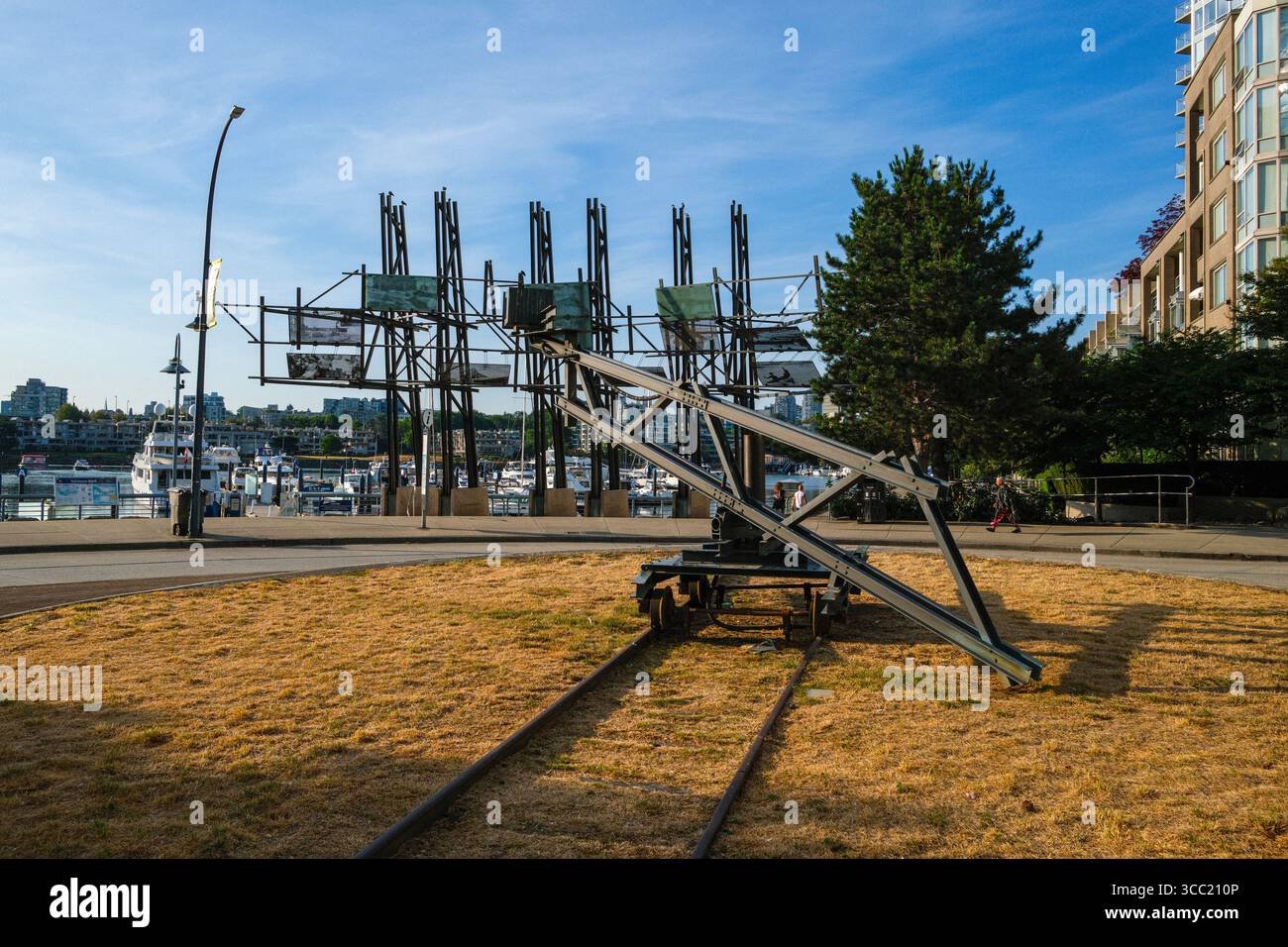 Öffentliche Kunst am DAVIE Street Kreisverkehr in Yaletown mit der Skulptur „Street Light“ über dem False Creek. Stockfoto