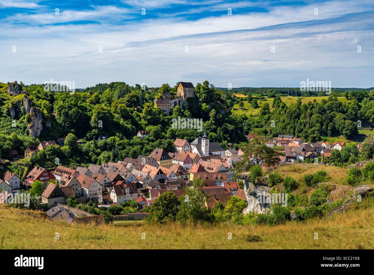 Die Stadt Pottenstein Mit Dem Gleichnamigen Schloss In Der Fränkischen Schweiz Stockfoto