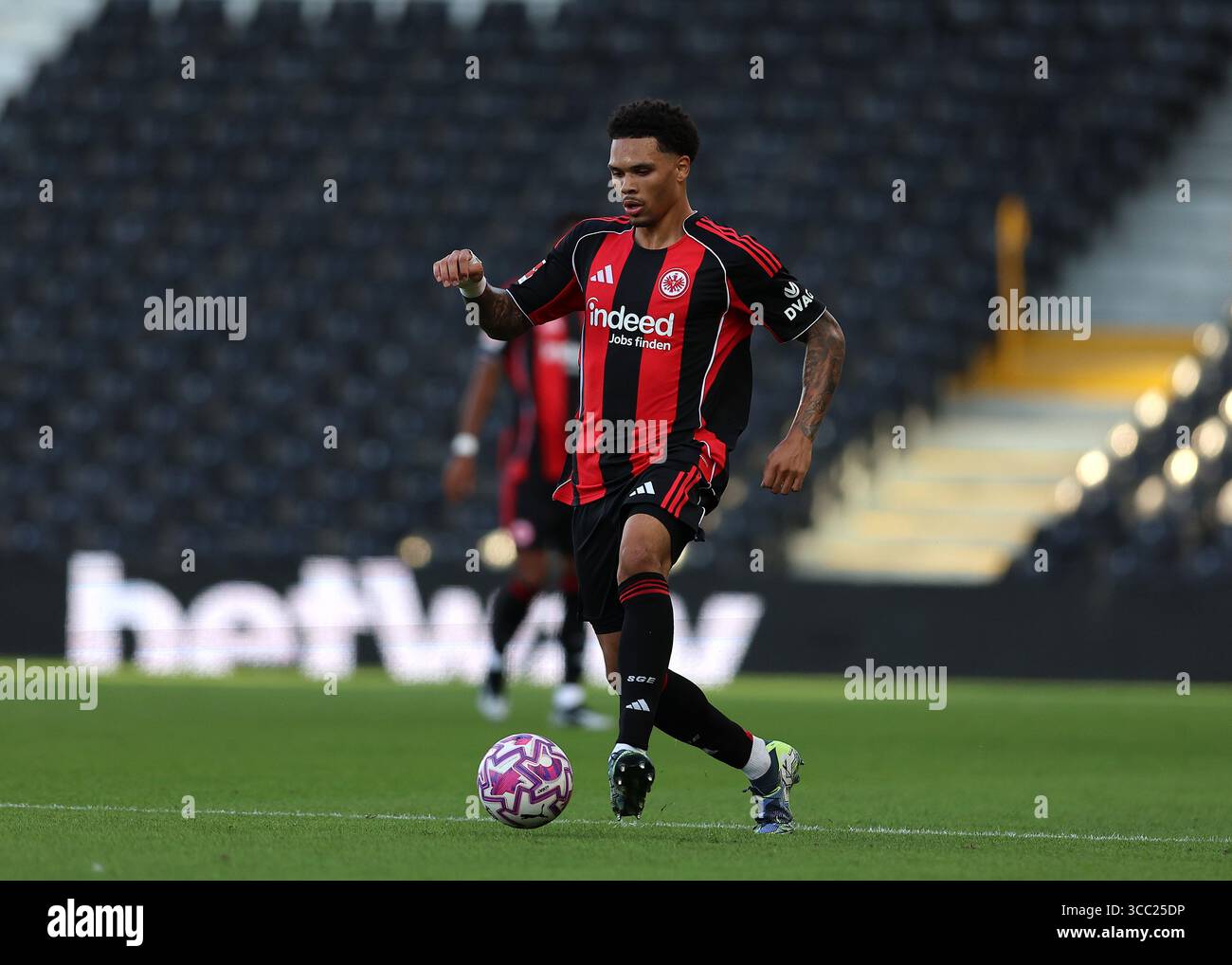 Craven Cottage, Fulham, London, Großbritannien. August 2025. Fußball-freundlich vor der Saison, Fulham gegen Eintracht Frankfurt; Nnamdi Collins von Eintracht Frankfurt am Ball Credit: Action Plus Sports/Alamy Live News Stockfoto