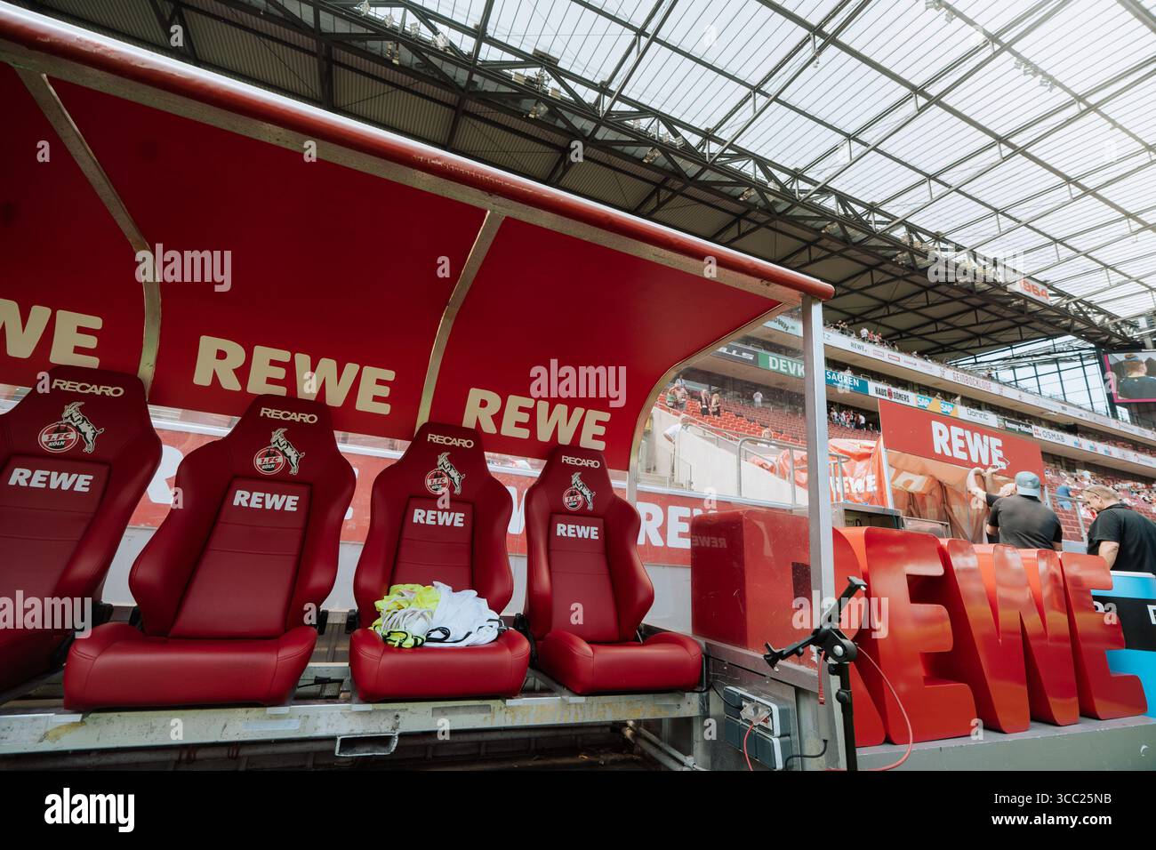 Köln, 9. August 2025 Weitwinkelansicht der Heimbank im RheinEnergieStadion mit dem REWE-Logo daneben während des Freundschaftsspiels zwischen 1. FC Köln und Atalanta Bergamo im RheinEnergieStadion in Köln. (Gabor Baumgarten/SPP) Credit: SPP Sport Press Photo. /Alamy Live News Stockfoto