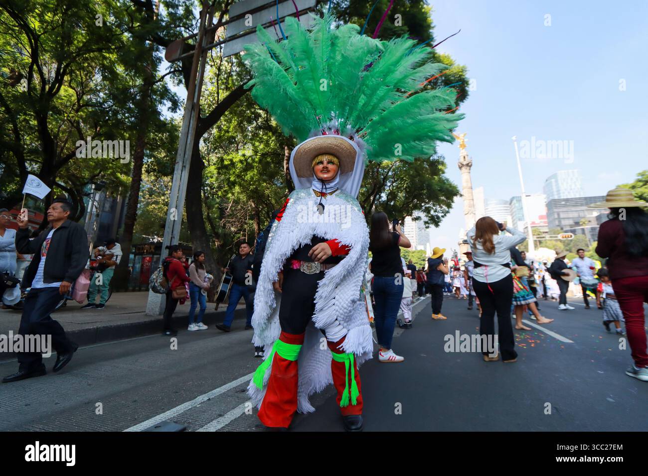 Mexiko-Stadt, Mexiko. August 2025. Eine Person nimmt an der Mega Calenda-Parade 2025 Teil, als Teil des Internationalen Tages der Ureinwohner der Welt, die vom Engel der Unabhängigkeit bis zum Hauptplatz Zocalo beginnt. Am 9. August 2025 in Mexiko-Stadt. (Foto: Ian Robles/ Credit: Eyepix Group/Alamy Live News Stockfoto