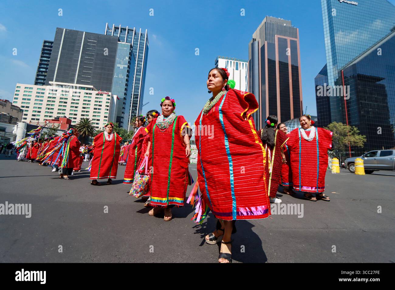 Mexiko-Stadt, Mexiko. August 2025. Indigene Frauen nehmen an der Mega Calenda-Parade 2025 Teil, als Teil des Internationalen Tages der Indigenen der Welt, die vom Engel der Unabhängigkeit bis zum Hauptplatz Zocalo beginnt. Am 9. August 2025 in Mexiko-Stadt. (Foto: Ian Robles/ Credit: Eyepix Group/Alamy Live News Stockfoto
