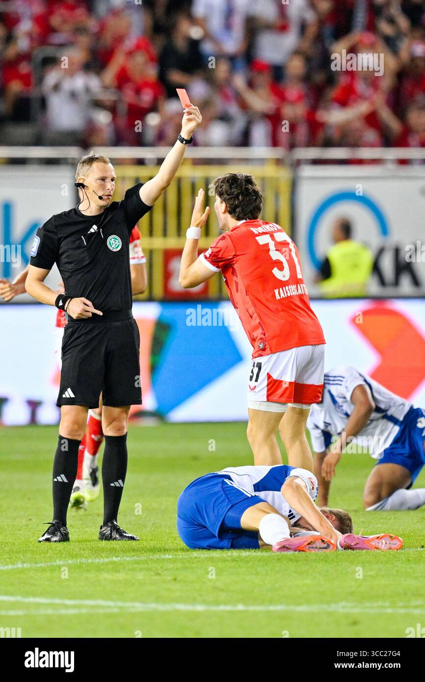 Kaiserslautern, Deutschland. August 2025. Fußball: Bundesliga 2, 1. FC Kaiserslautern - FC Schalke 04, Spieltag 2, Fritz-Walter-Stadion. Schiedsrichter Martin Petersen zeigt Leon Robinson (1. FC Kaiserslautern) die rote Karte. Die Entscheidung wurde später rückgängig gemacht. Hinweis: Uwe Anspach/dpa - WICHTIGER HINWEIS: Gemäß den Vorschriften der DFL Deutschen Fußball-Liga und des DFB Deutschen Fußball-Bundes ist es verboten, im Stadion und/oder des Spiels aufgenommene Fotografien in Form von sequenziellen Bildern und/oder videoähnlichen Fotoserien zu verwenden oder zu verwenden./dpa/Alamy Live News Stockfoto