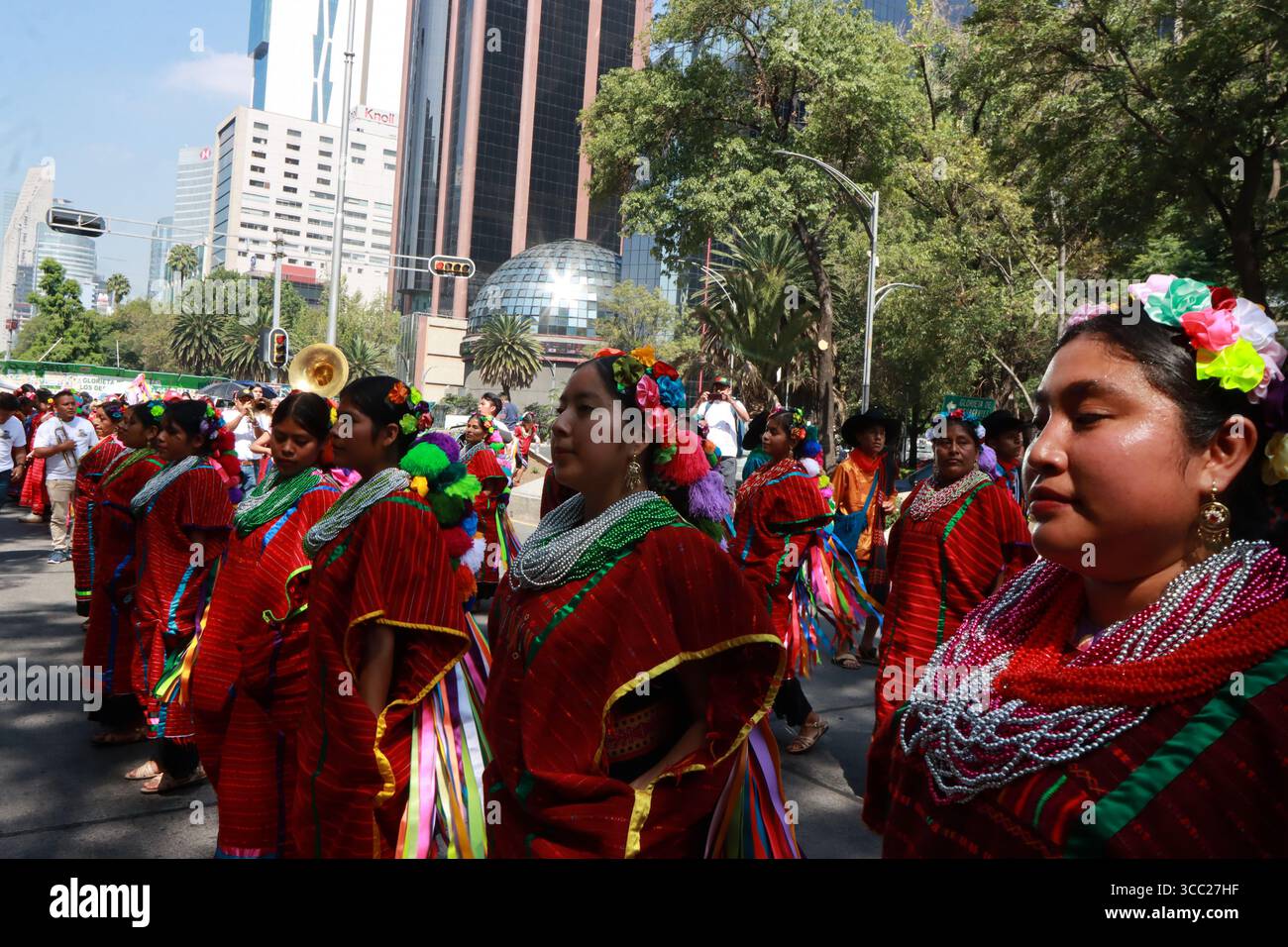 Mexiko-Stadt, Mexiko. August 2025. Indigene Frauen nehmen an der Mega Calenda-Parade 2025 Teil, als Teil des Internationalen Tages der Indigenen der Welt, die vom Engel der Unabhängigkeit bis zum Hauptplatz Zocalo beginnt. Am 9. August 2025 in Mexiko-Stadt. (Foto: Ian Robles/ Credit: Eyepix Group/Alamy Live News Stockfoto