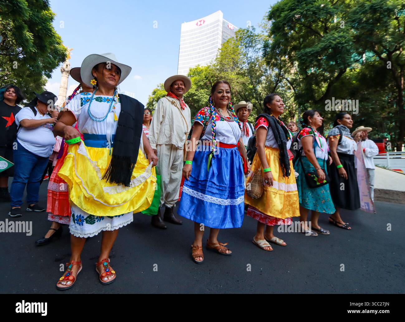 Mexiko-Stadt, Mexiko. August 2025. Indigene Frauen nehmen an der Mega Calenda-Parade 2025 Teil, als Teil des Internationalen Tages der Indigenen der Welt, die vom Engel der Unabhängigkeit bis zum Hauptplatz Zocalo beginnt. Am 9. August 2025 in Mexiko-Stadt. (Foto: Ian Robles/ Credit: Eyepix Group/Alamy Live News Stockfoto