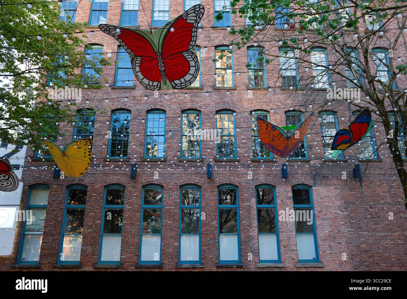 Eine öffentliche Kunstausstellung mit Schmetterlingen in einem umgebauten Lagerhaus in Yaletown, Vancouver, BC. Stockfoto