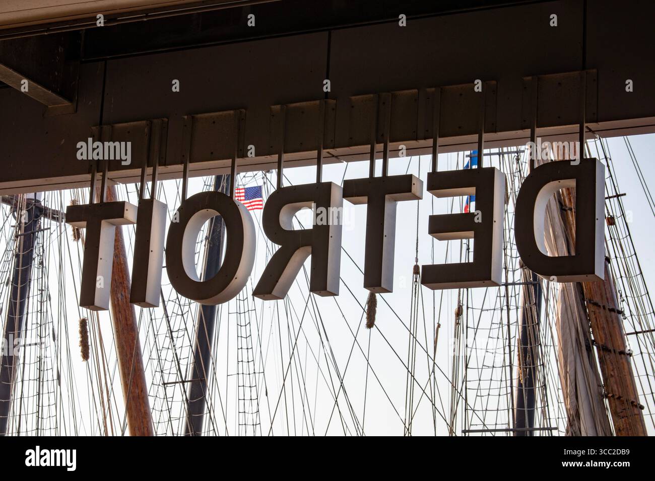 Detroit, Michigan, USA. August 2025. Vier Schoner besuchen Detroit zum Sail Detroit Festival. Die Takelage der Schiffe ist an einem Schild zu sehen, das Seefahrer in Detrroit begrüßt. Quelle: Jim West/Alamy Live News Stockfoto