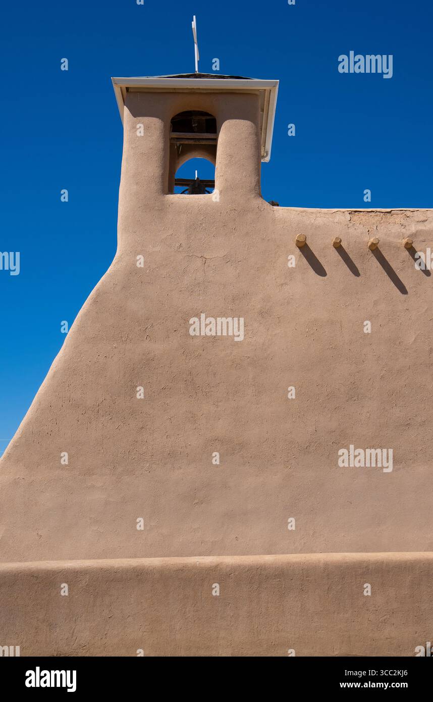 Nordöstlicher Glockenturm und hölzerne vigas der Kirche San Francisco de Asis in Rancho de Taos, New Mexico. Stockfoto