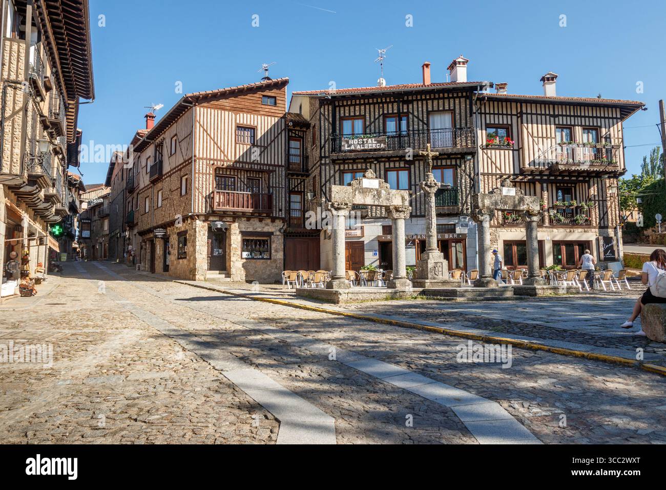 La Alberca, Spanien - 31. Mai 2024: Blick auf die Plaza San Antonio, das Tor zum Dorf La Alberca in der Provinz Salamanca, Spanien. Stockfoto