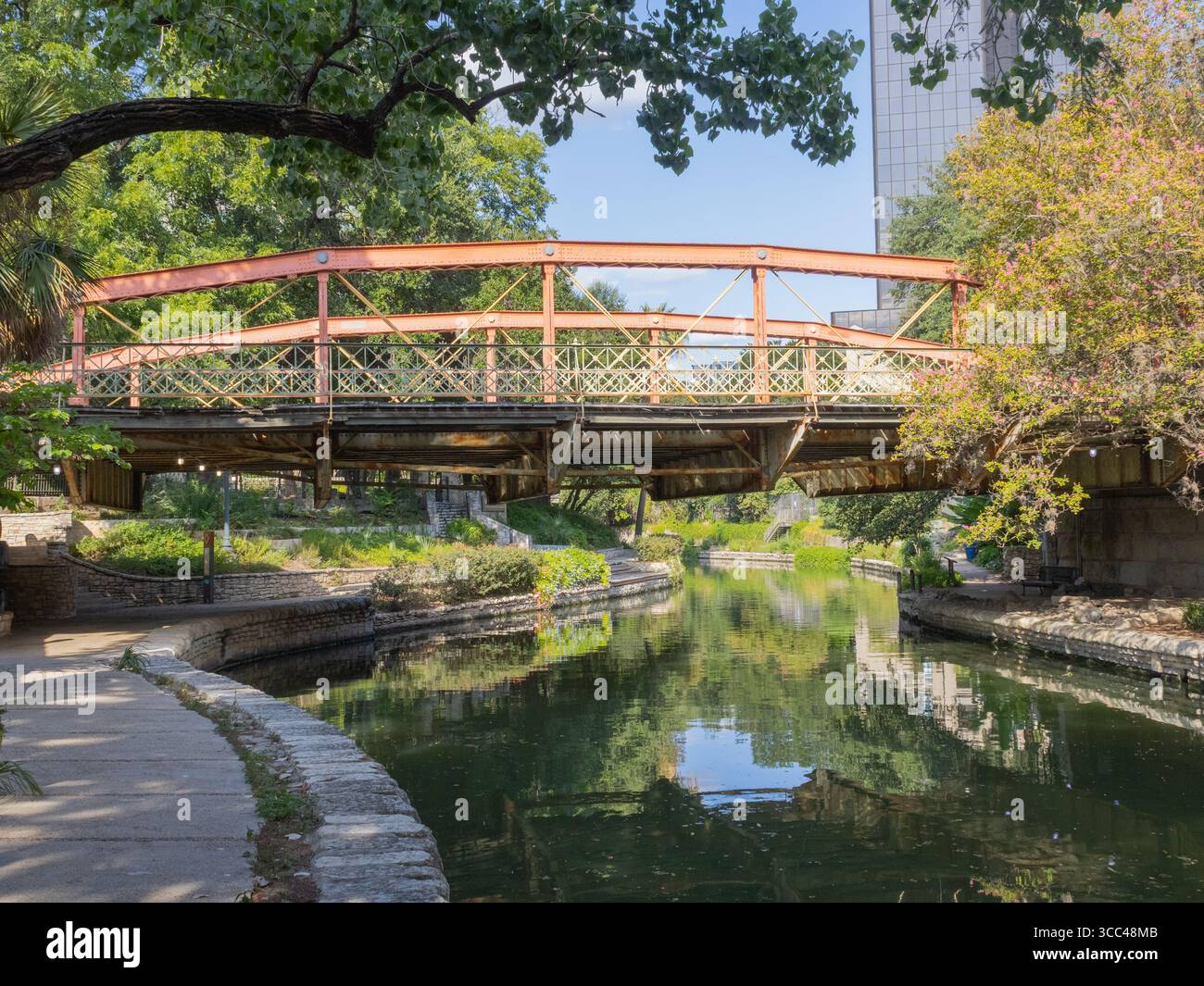 Augusta Street Bridge über den San Antonio Riverwalk in San Antonio, Texas, USA. Stockfoto