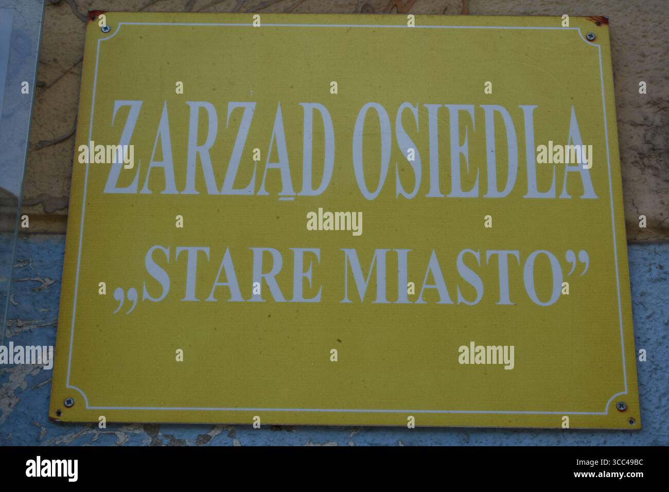 ZNAK INFORMACYJNY ZARZAD OSIEDLA STARE MIASTO . POLSKA Stockfoto
