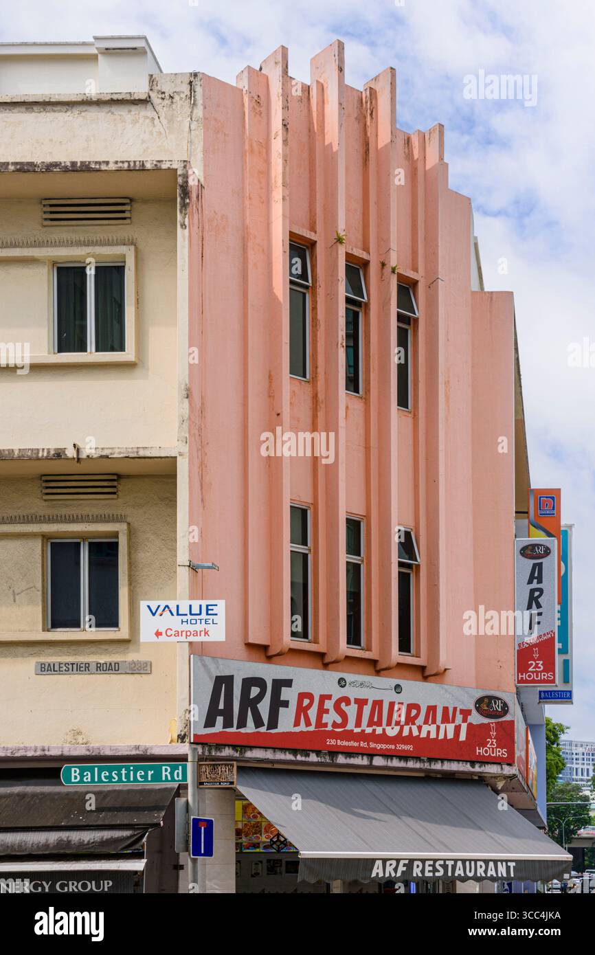 Art déco-Fassade eines Gebäudes entlang des historischen Viertels der Balestier Rd, Singapur Stockfoto