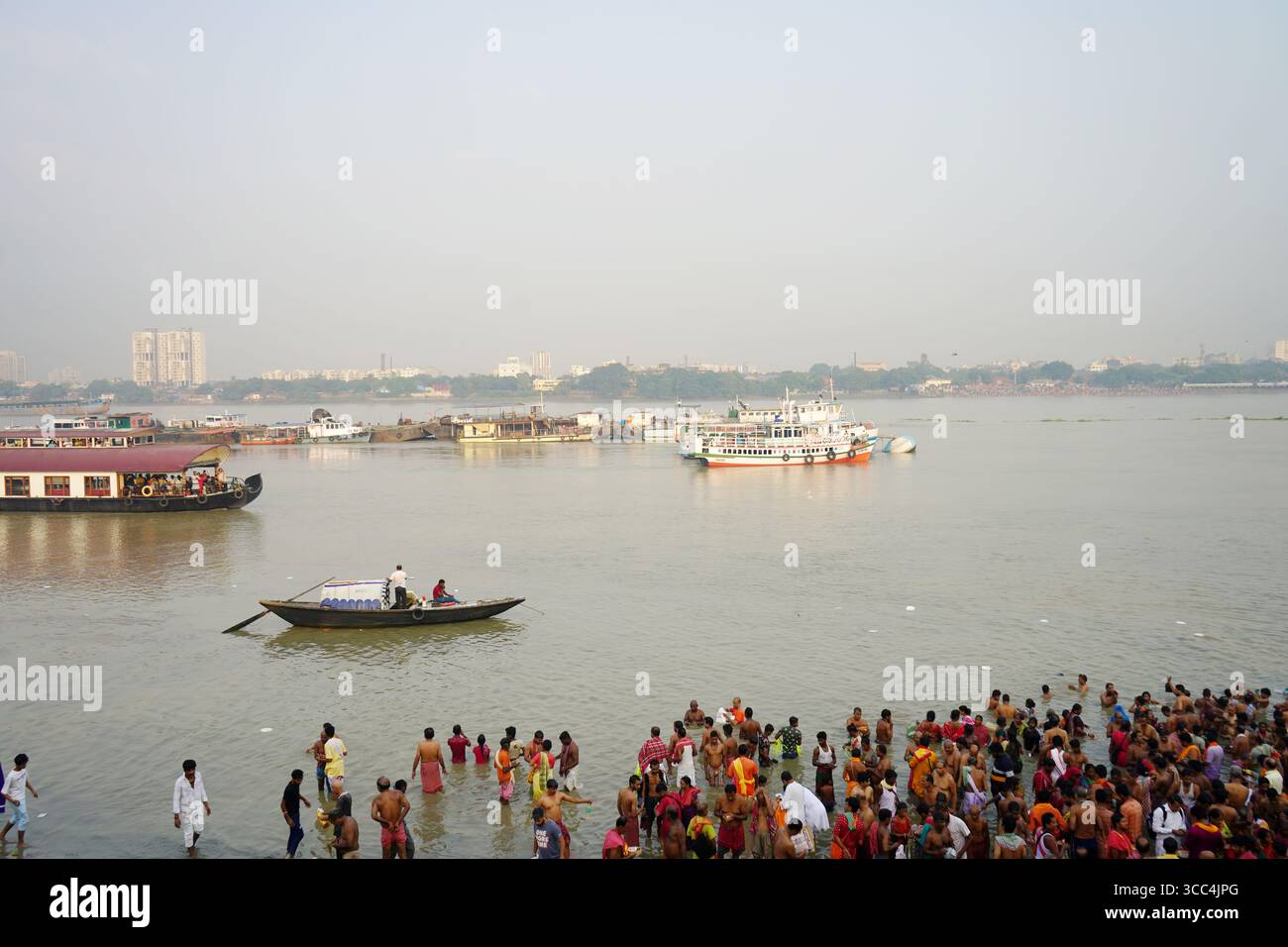 14. Oktober 2023, Babughat, Kalkutta, Westbengalen, Indien. Gläubige, die ein Heiliges Bad nehmen und Tarpan im Hooghty River während Mahalaya, Kolka, spielen Stockfoto