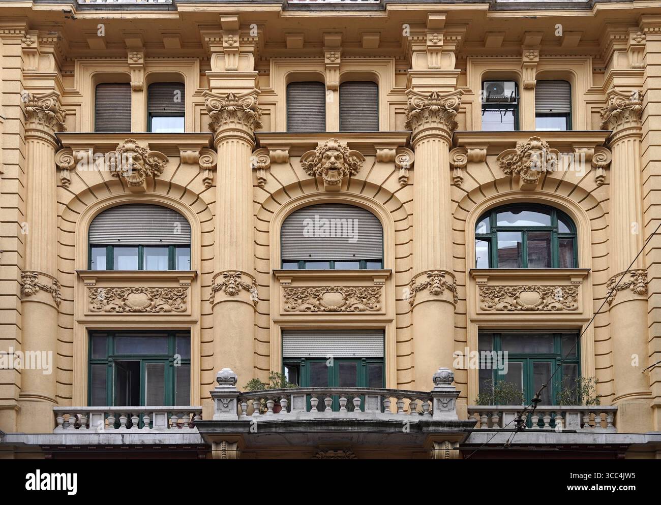 Budapest, ein typisches altes Apartmentgebäude in der Innenstadt, mit aufwendigen Schnitzereien und Dekorationen an der Fassade Stockfoto