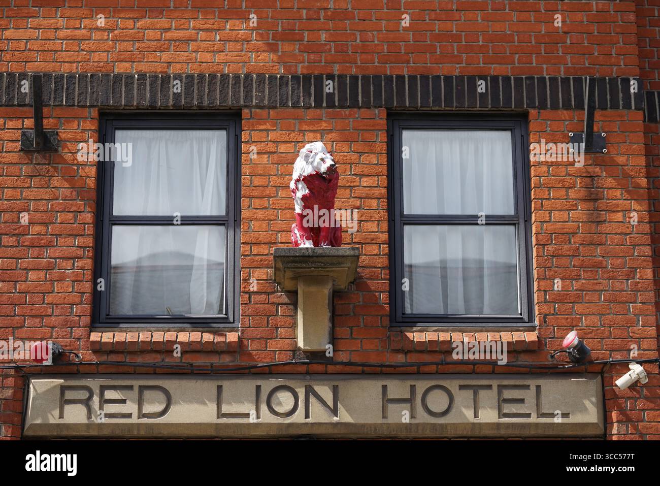 Fassade des Red Lion Hotels mit Löwen und Ziegelsteinmauern. Salisbury, England Stockfoto