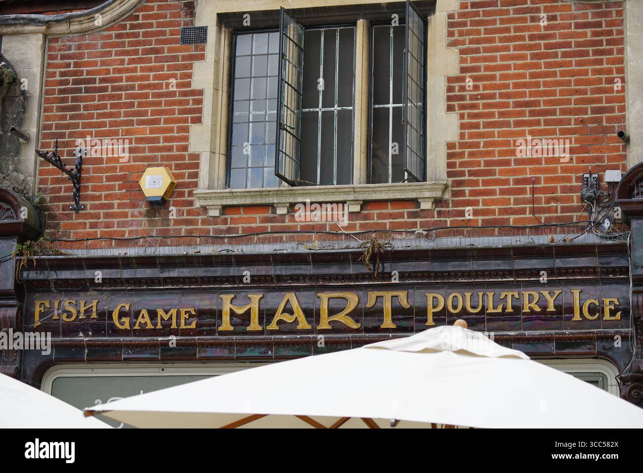 Traditionelles Storefront mit Ziegelfassade und Vintage Signage in historischem Ambiente. Salisbury, England Stockfoto