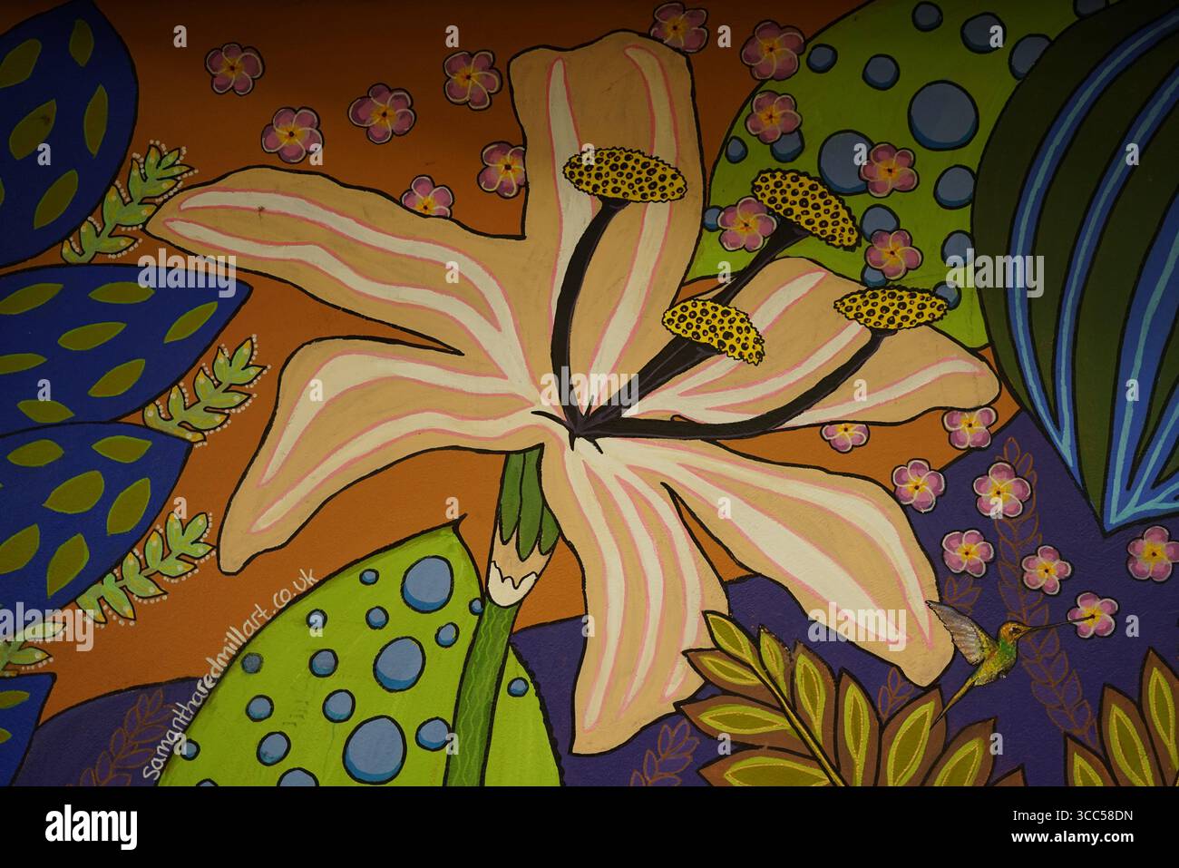 Lebendige handgemalte Blumenblüte umgeben von Natur-inspirierter Kunst. Kunst von Samantha Redmill Art Salisbury, England Stockfoto