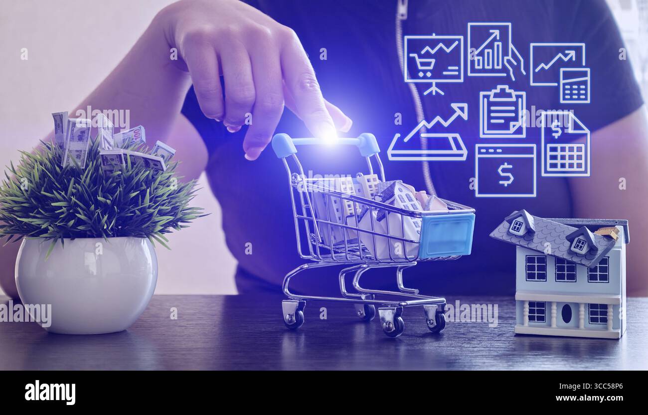 Futuristisches Konzept der Immobilieninvestition mit Immobilienmodellen in einem Warenkorb, Icons für Analysen, Finanzen und Planung. Stockfoto