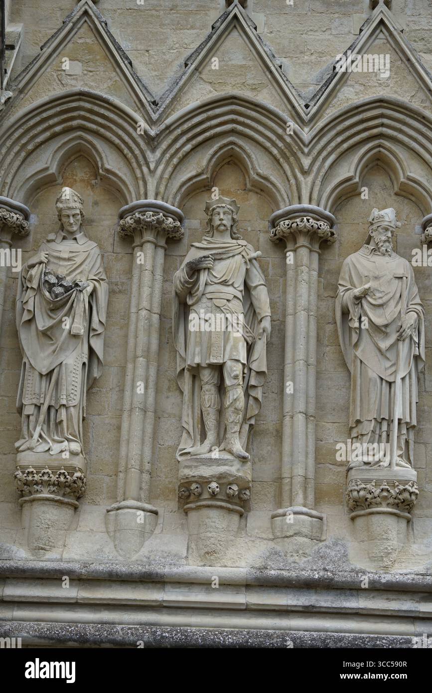 Steinskulpturen historischer Figuren auf einer Dommauer. Salisbury, England Stockfoto