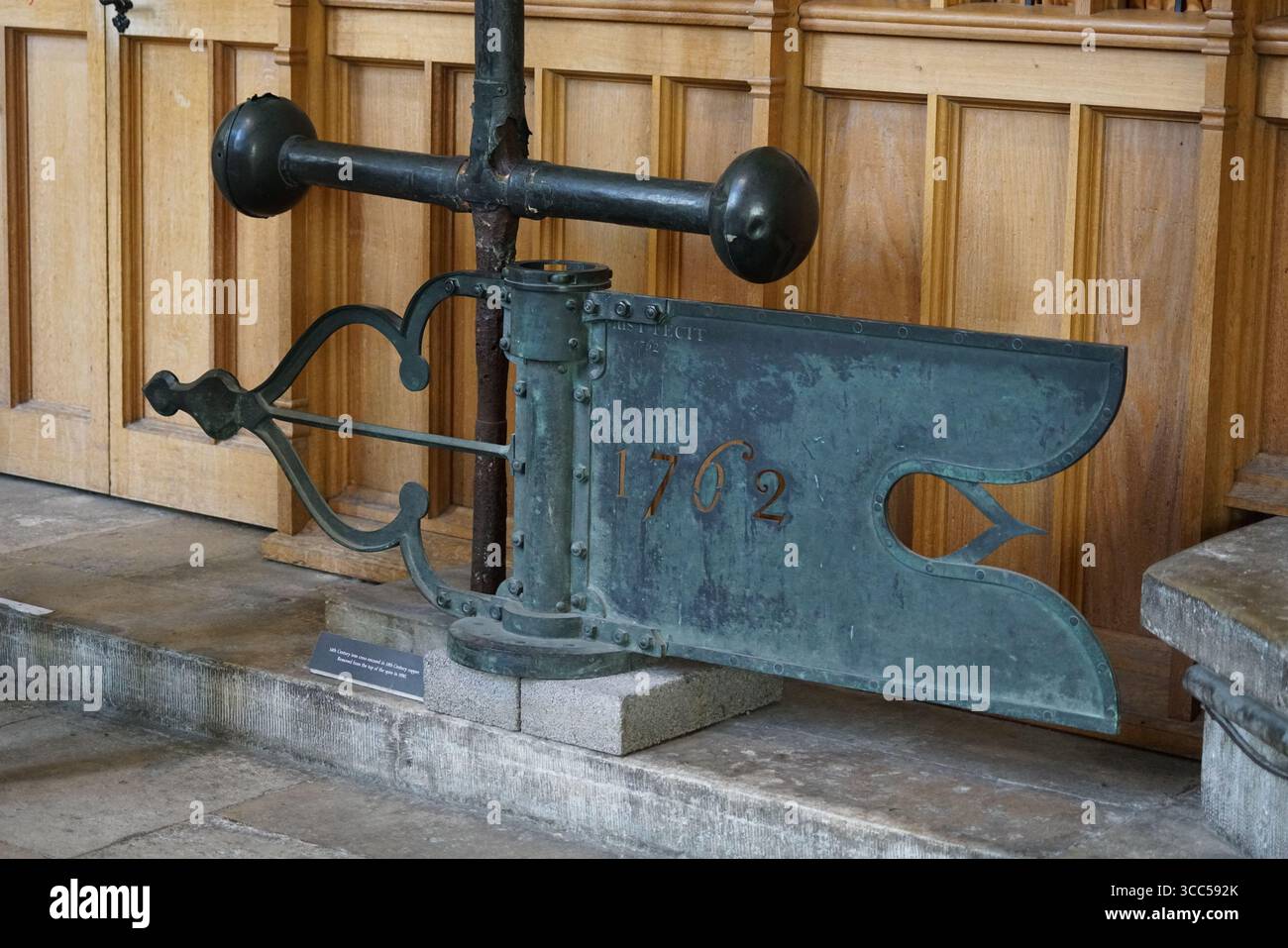 Antikes, nummeriertes Segelschild aus Gusseisen von 1762 zu sehen. Salisbury, England Stockfoto