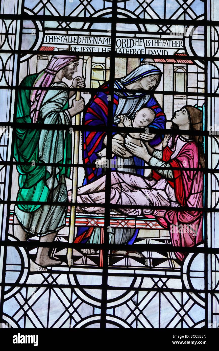 Detailgetreue Glasmalerei, die religiöse Szenen mit Figuren und Mustern zeigt. Salisbury, England Stockfoto