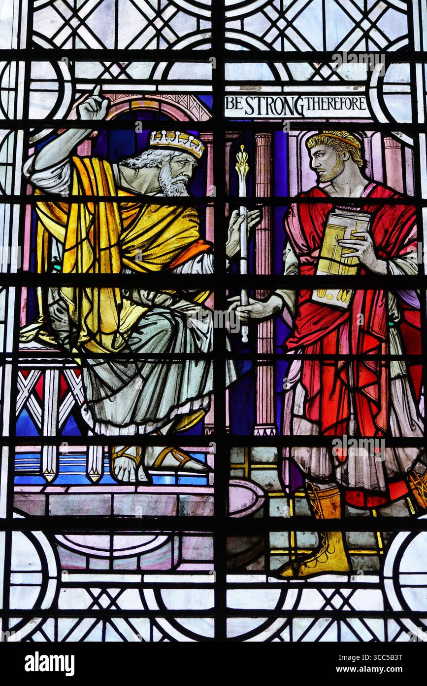 Detailgetreue Glasmalerei, die religiöse Szenen mit Figuren und Mustern zeigt. Salisbury, England Stockfoto
