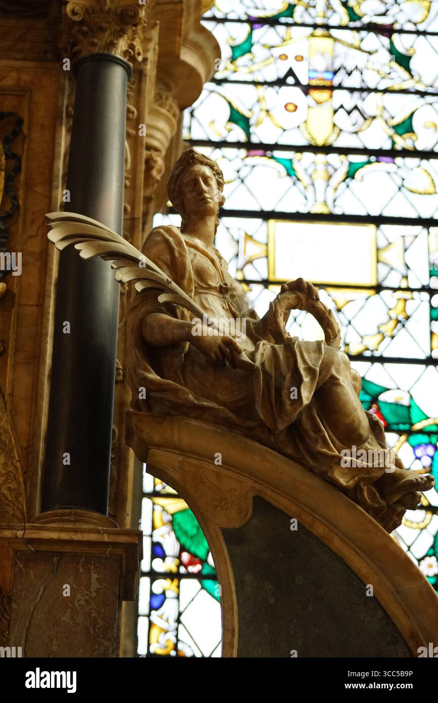 Komplizierte Marmorskulptur mit Buntglashintergrund in einer historischen Kirche. Salisbury, England Stockfoto