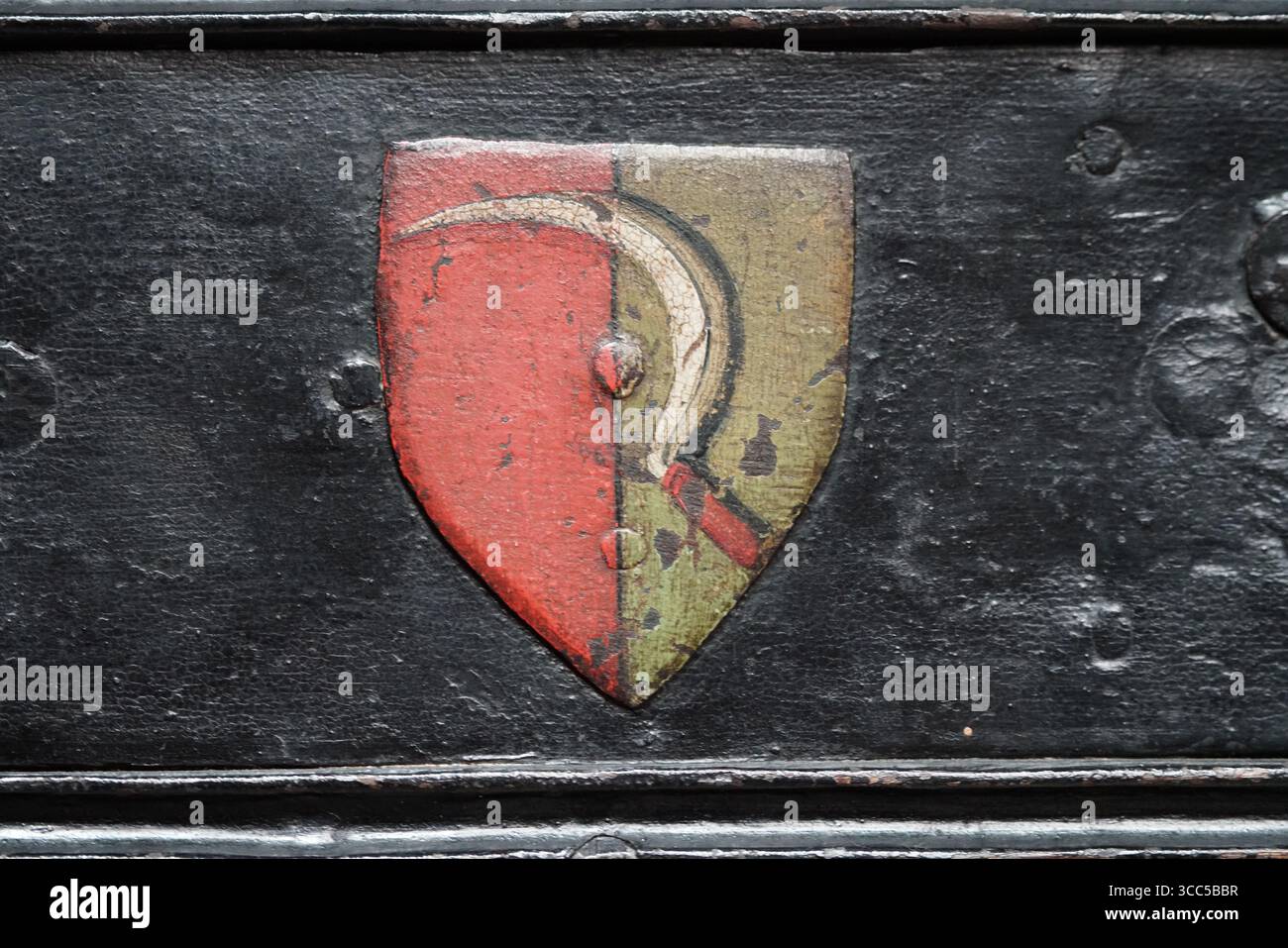 Vintage-Schild-Emblem auf rustikaler schwarzer Metalloberfläche gemalt. Salisbury, England Stockfoto