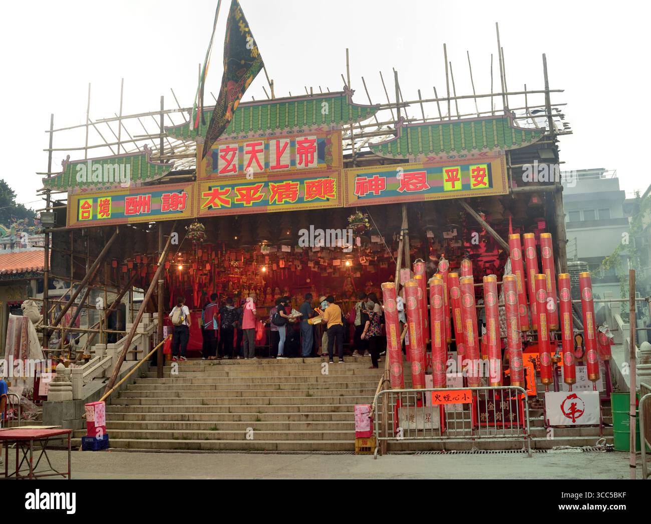 Auf der Kultplattform wurde Tai Ping Ching Jiu (auch bekannt als Bun Festival), Cheung Chau Island, Hongkong, eingerichtet Stockfoto