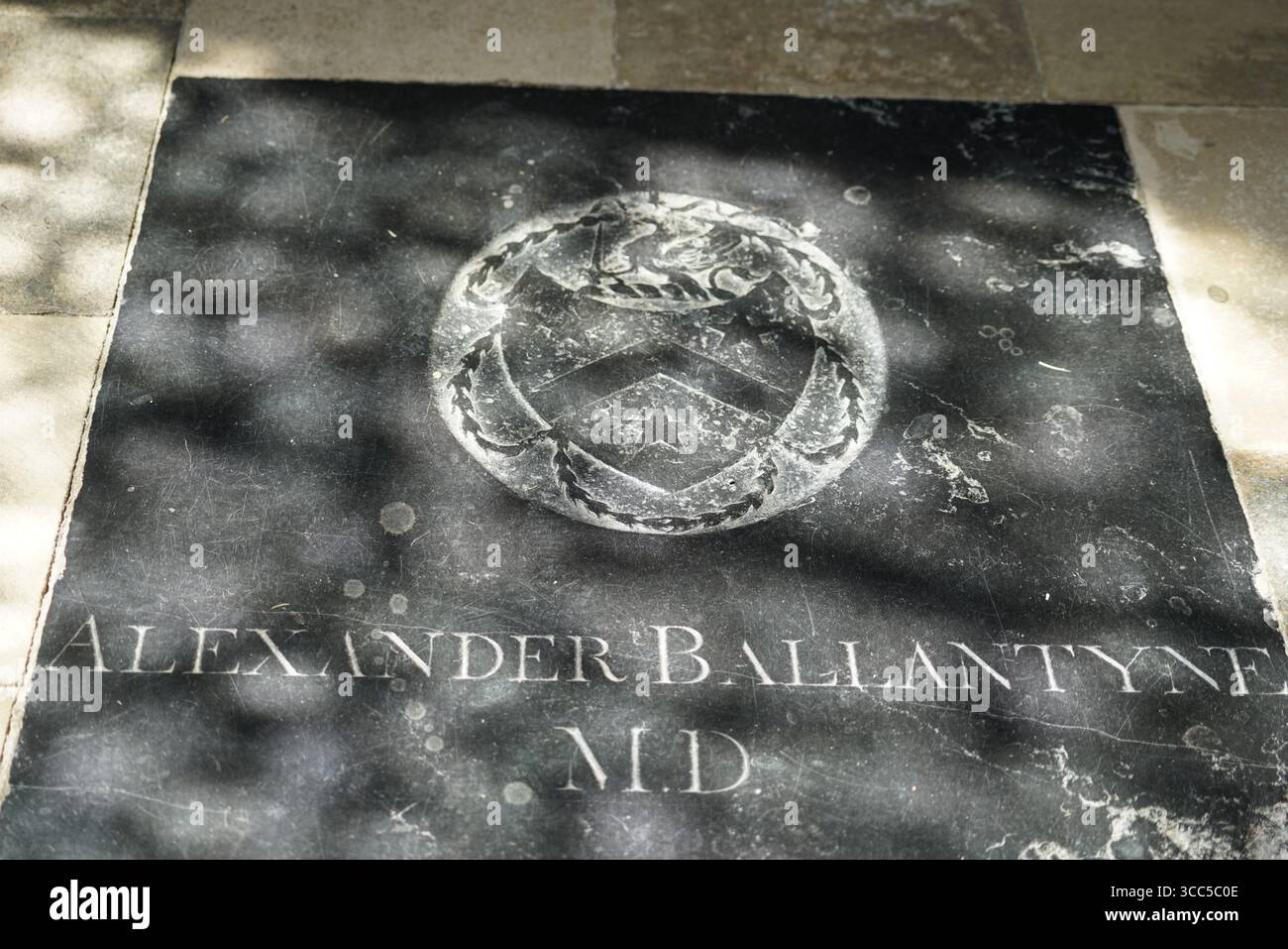 Gravierte Gedenktafel mit Vintage-Emblem im Außenbereich in Salisbury, England Stockfoto
