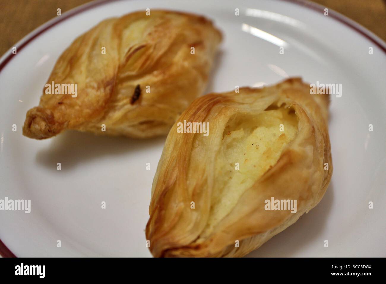 Pastizz (traditionelles maltesisches Gebäck) in einem Hotel in Valletta, Malta Stockfoto